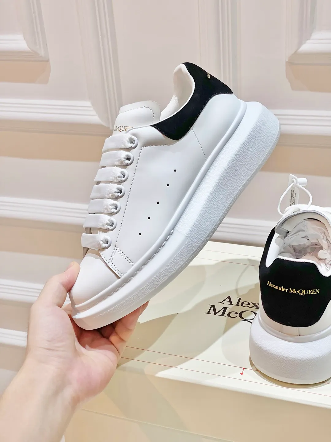 👟👟Ex-factory price 560👟👟 𝐀𝐥𝐞𝐱𝐚𝐧𝐝𝐞𝐫 𝐌𝐜𝐐𝐮𝐞𝐞𝐧A must-have for going out ~ full of confidence. McQueen white shoes are versatile and can instantly elongate your proportions. The long legs that fill the screen make you confident, sweet and cool, and can be controlled by both male and female gods, making you look better as you wear them. ⭐Shoe upper material: first-layer cowhide ⭐Shoe lining material: sheepskin ⭐Available sizes: 35-40, male 39-45 (female 40, male 45 customized)